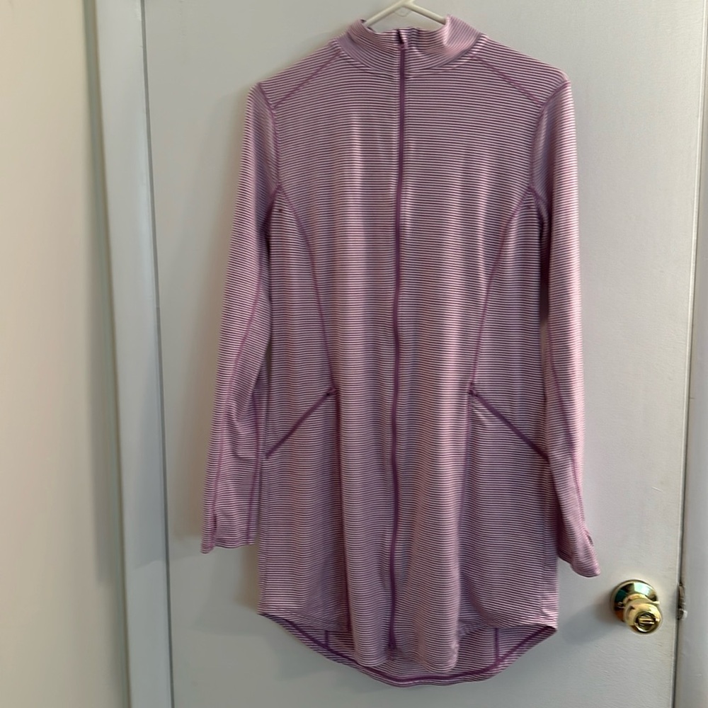 Zip up tunic top with great pockets & thumb holes.